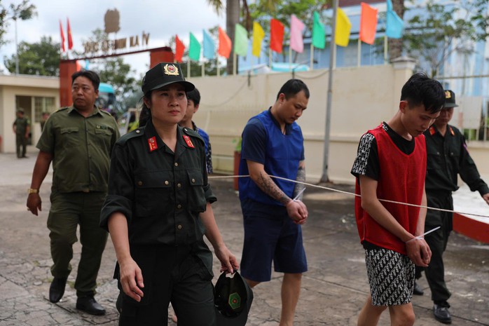 Hình ảnh bắt 66 đối tượng trong tổ chức lừa đảo tại Campuchia do “bà trùm” người Việt cầm đầu- Ảnh 2. Hình ảnh bắt 66 đối tượng trong tổ chức lừa đảo tại Campuchia do “bà trùm” người Việt cầm đầu- Ảnh 2.