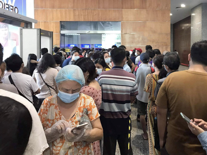 ATM lỗi cho rút tiền không giới hạn, người dân ồ ạt rút cả chục tỷ đồng- Ảnh 1. ATM lỗi cho rút tiền không giới hạn, người dân ồ ạt rút cả chục tỷ đồng- Ảnh 1.