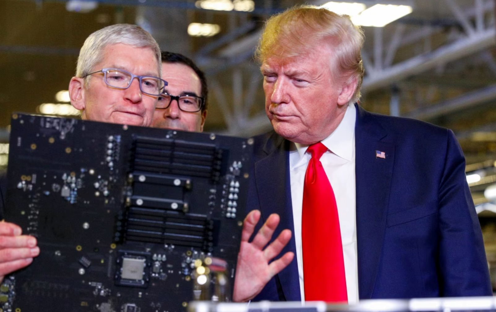 Thế giới nợ Tim Cook 1 lời xin lỗi: Apple chạm mốc 4.000 tý USD bất chấp iPhone đơn điệu, cổ phiếu tăng 40% như phép màu- Ảnh 1. Thế giới nợ Tim Cook 1 lời xin lỗi: Apple chạm mốc 4.000 tý USD bất chấp iPhone đơn điệu, cổ phiếu tăng 40% như phép màu- Ảnh 1.