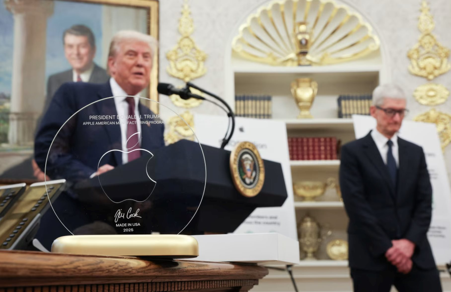 Thế giới nợ Tim Cook 1 lời xin lỗi: Apple chạm mốc 4.000 tý USD bất chấp iPhone đơn điệu, cổ phiếu tăng 40% như phép màu- Ảnh 2. Thế giới nợ Tim Cook 1 lời xin lỗi: Apple chạm mốc 4.000 tý USD bất chấp iPhone đơn điệu, cổ phiếu tăng 40% như phép màu- Ảnh 2.