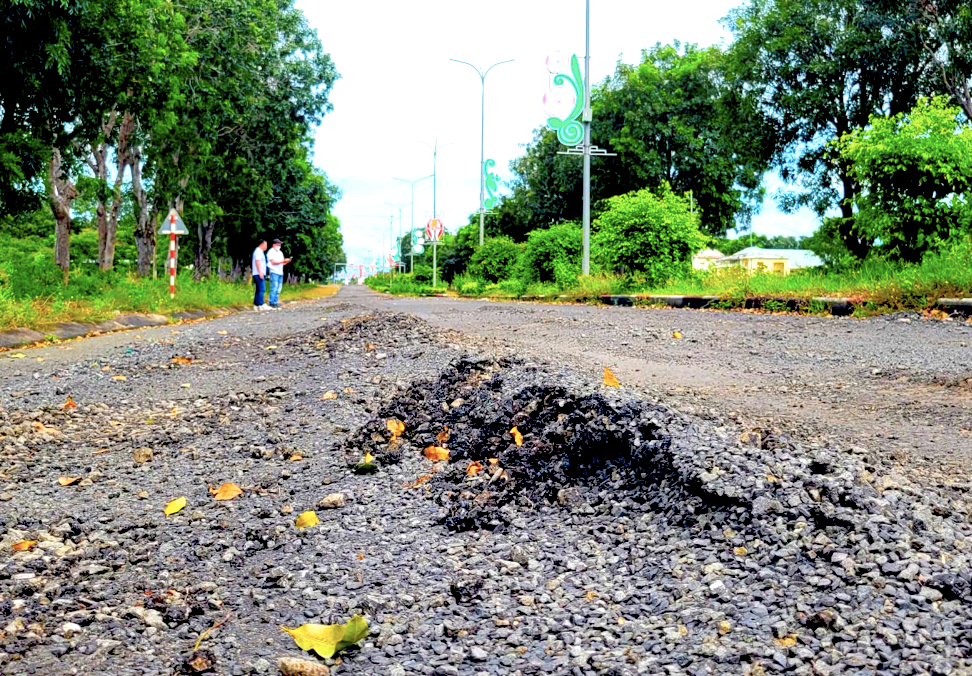 Cận cảnh con đường 'tan nát' sau khi được... sửa chữa- Ảnh 1. Cận cảnh con đường 'tan nát' sau khi được... sửa chữa- Ảnh 1.