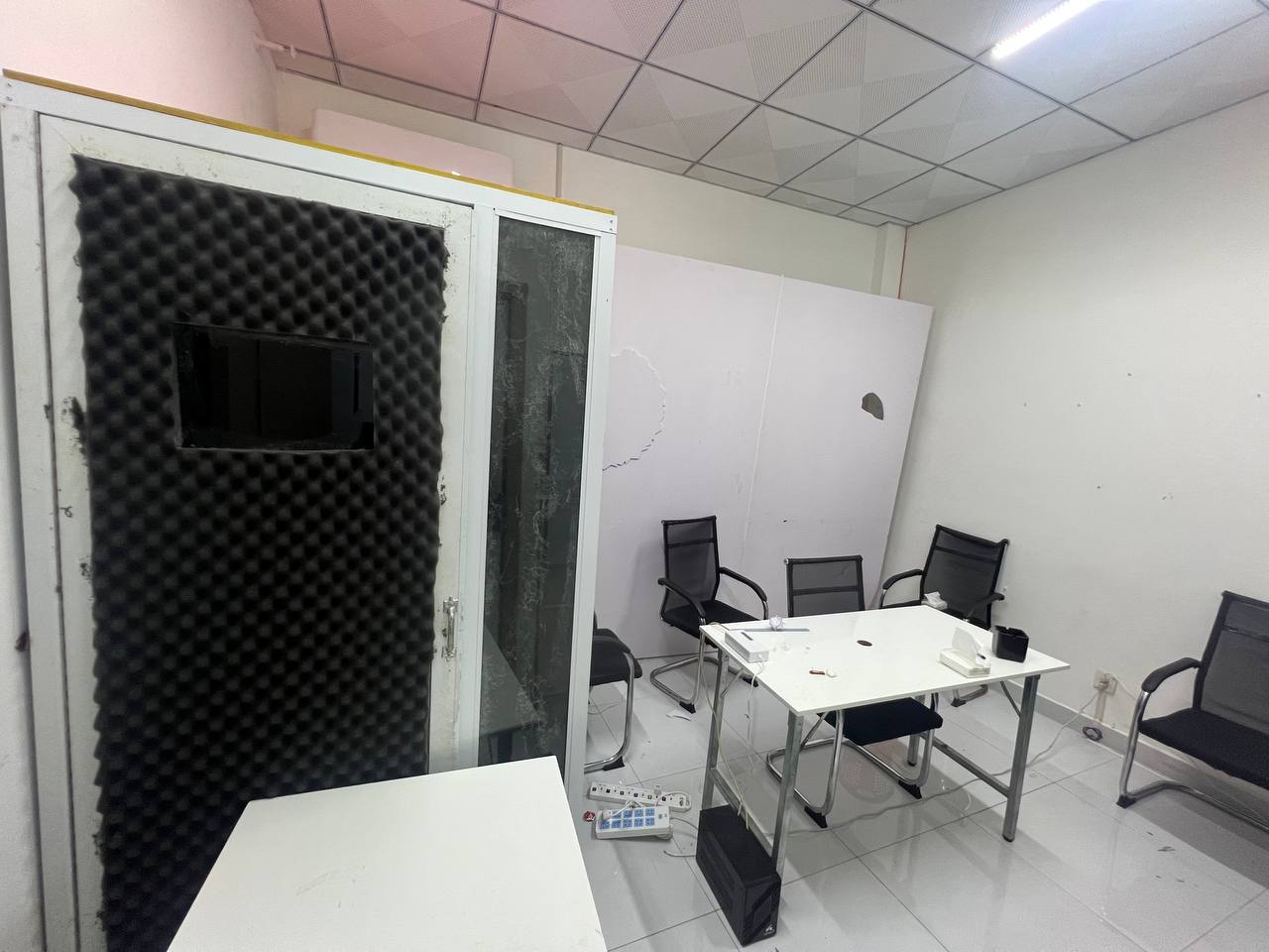 24 buồng gọi, 19 hộ chiếu, 20 điện thoại và phông nền FBI: Đột kích bên trong hang ổ lừa đảo xuyên quốc gia tại Campuchia- Ảnh 6.