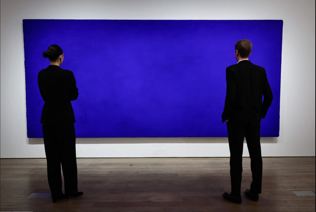 Bức tranh rộng gần 4 m, cao gần 2 m chỉ toàn màu xanh được mua với giá 21 triệu USD: Bí mật nằm ở đâu?- Ảnh 2. Bức tranh rộng gần 4 m, cao gần 2 m chỉ toàn màu xanh được mua với giá 21 triệu USD: Bí mật nằm ở đâu?- Ảnh 2.