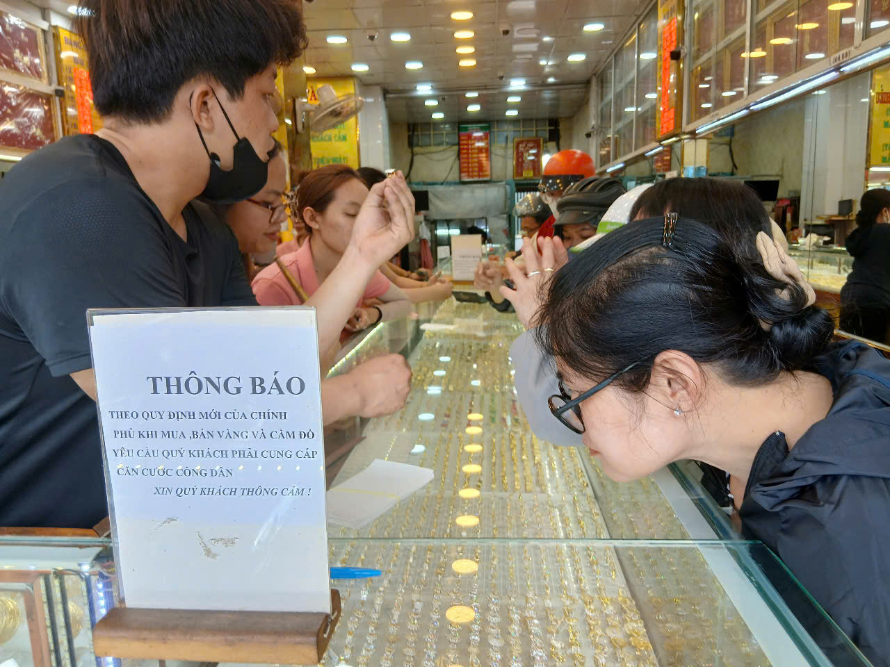 Giá vàng tăng – giảm chóng mặt- Ảnh 1. Giá vàng tăng – giảm chóng mặt- Ảnh 1.