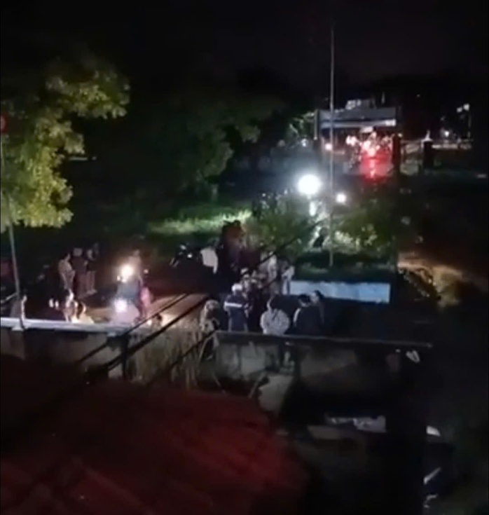 Vỡ hồ chứa nước tại trang trại ở Lâm Đồng, người dân hạ lưu khẩn trương di dời trong đêm- Ảnh 1. Vỡ hồ chứa nước tại trang trại ở Lâm Đồng, người dân hạ lưu khẩn trương di dời trong đêm- Ảnh 1.