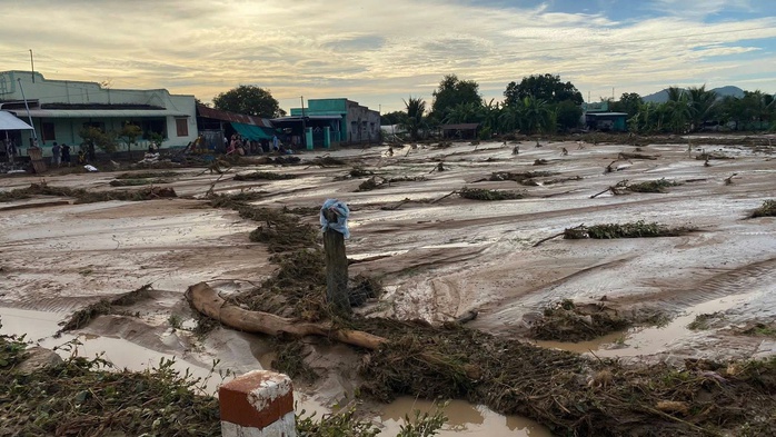 Ai là chủ hồ chứa nước bị vỡ gây lũ cuốn chết người ở Lâm Đồng khiến dư luận bức xúc?- Ảnh 1. Ai là chủ hồ chứa nước bị vỡ gây lũ cuốn chết người ở Lâm Đồng khiến dư luận bức xúc?- Ảnh 1.