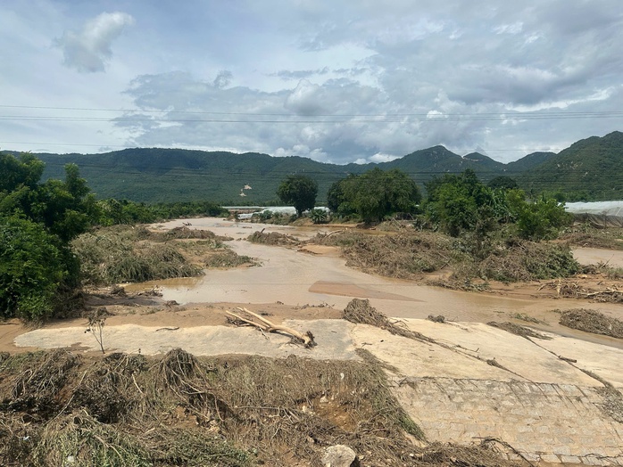 Vụ vỡ hồ chứa nước gây chết người ở Lâm Đồng: Chưa được cấp phép xây dựng- Ảnh 3. Vụ vỡ hồ chứa nước gây chết người ở Lâm Đồng: Chưa được cấp phép xây dựng- Ảnh 3.