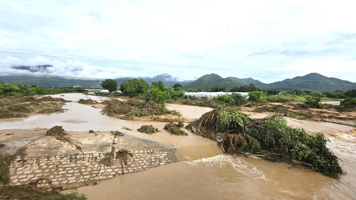 Hiện trường tan hoang sau vụ vỡ hồ chứa nước ở Lâm Đồng- Ảnh 4. Hiện trường tan hoang sau vụ vỡ hồ chứa nước ở Lâm Đồng- Ảnh 4.