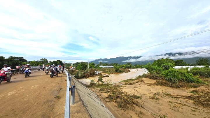 Hiện trường tan hoang sau vụ vỡ hồ chứa nước ở Lâm Đồng- Ảnh 7. Hiện trường tan hoang sau vụ vỡ hồ chứa nước ở Lâm Đồng- Ảnh 7.