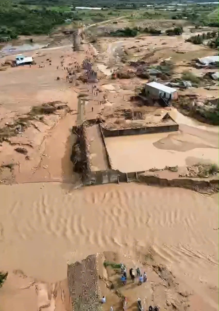 Vụ vỡ hồ chứa nước gây chết người ở Lâm Đồng: Chưa được cấp phép xây dựng- Ảnh 1. Vụ vỡ hồ chứa nước gây chết người ở Lâm Đồng: Chưa được cấp phép xây dựng- Ảnh 1.