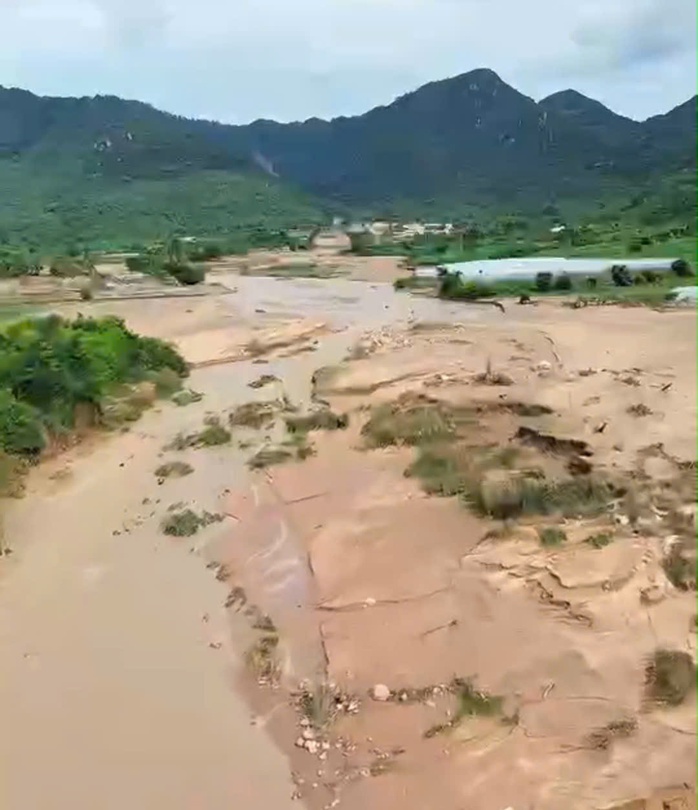 Vụ vỡ hồ chứa nước gây chết người ở Lâm Đồng: Chưa được cấp phép xây dựng- Ảnh 2. Vụ vỡ hồ chứa nước gây chết người ở Lâm Đồng: Chưa được cấp phép xây dựng- Ảnh 2.