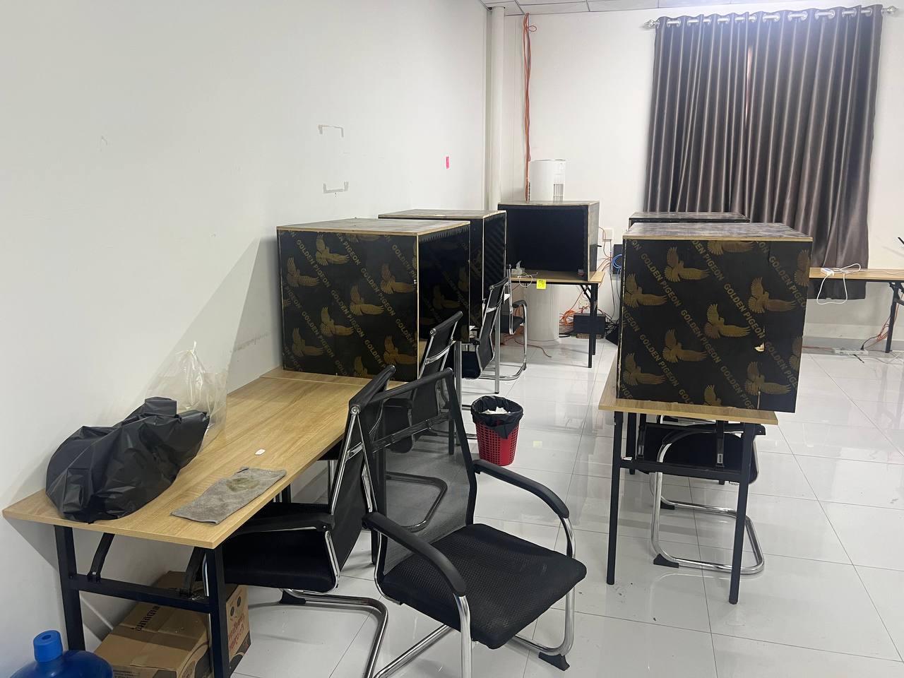 24 buồng gọi, 19 hộ chiếu, 20 điện thoại và phông nền FBI: Đột kích bên trong hang ổ lừa đảo xuyên quốc gia tại Campuchia- Ảnh 4.