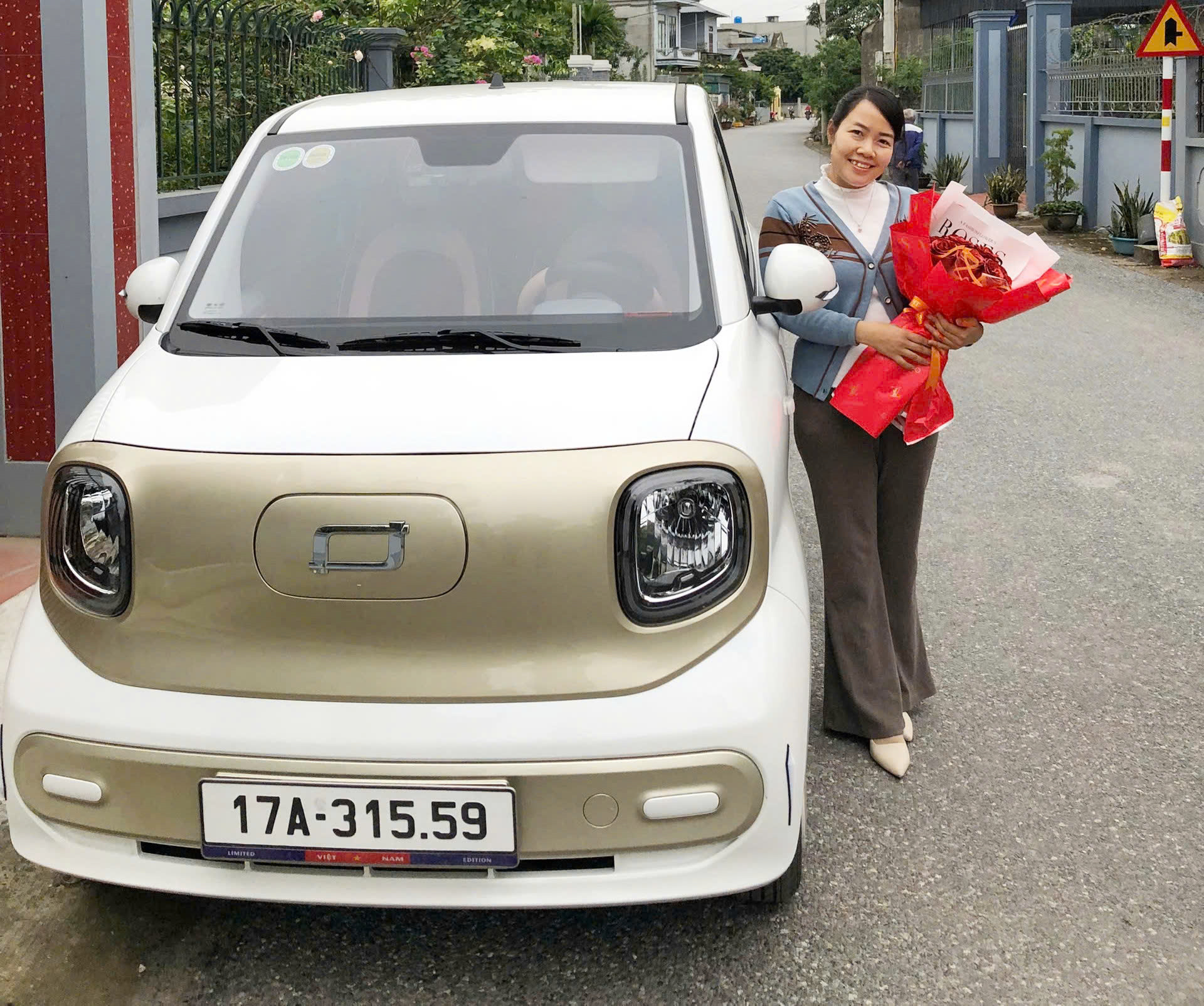 Cô giáo tìm thấy 'nhịp sống mới' mỗi ngày đến lớp với xe điện Bestune Xiaoma- Ảnh 1.