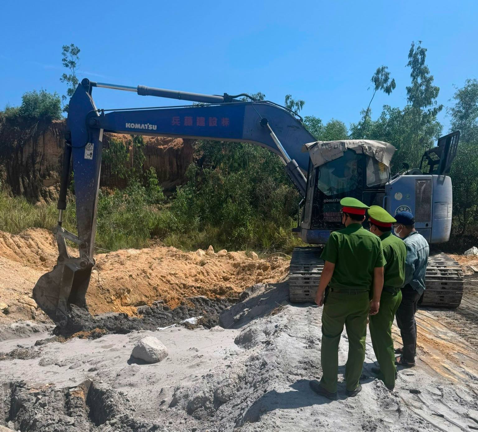 Khởi tố 2 lãnh đạo công ty liên quan vụ chôn lấp 117 tấn chất thải nguy hại- Ảnh 1.