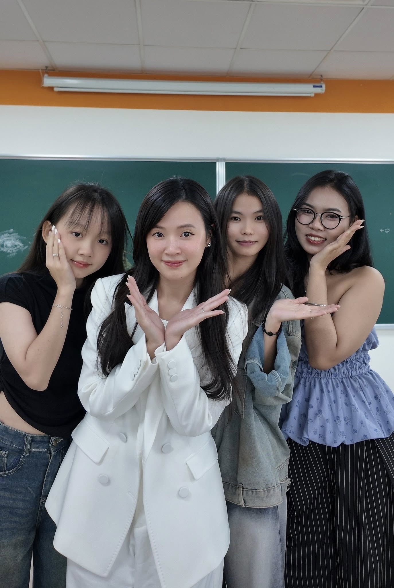 Vbiz có 1 mỹ nhân “sáng làm cô giáo, tối lên đồ đi quẩy”: U40 mà trẻ hơn học sinh mới đáng nể- Ảnh 6. Vbiz có 1 mỹ nhân “sáng làm cô giáo, tối lên đồ đi quẩy”: U40 mà trẻ hơn học sinh mới đáng nể- Ảnh 6.