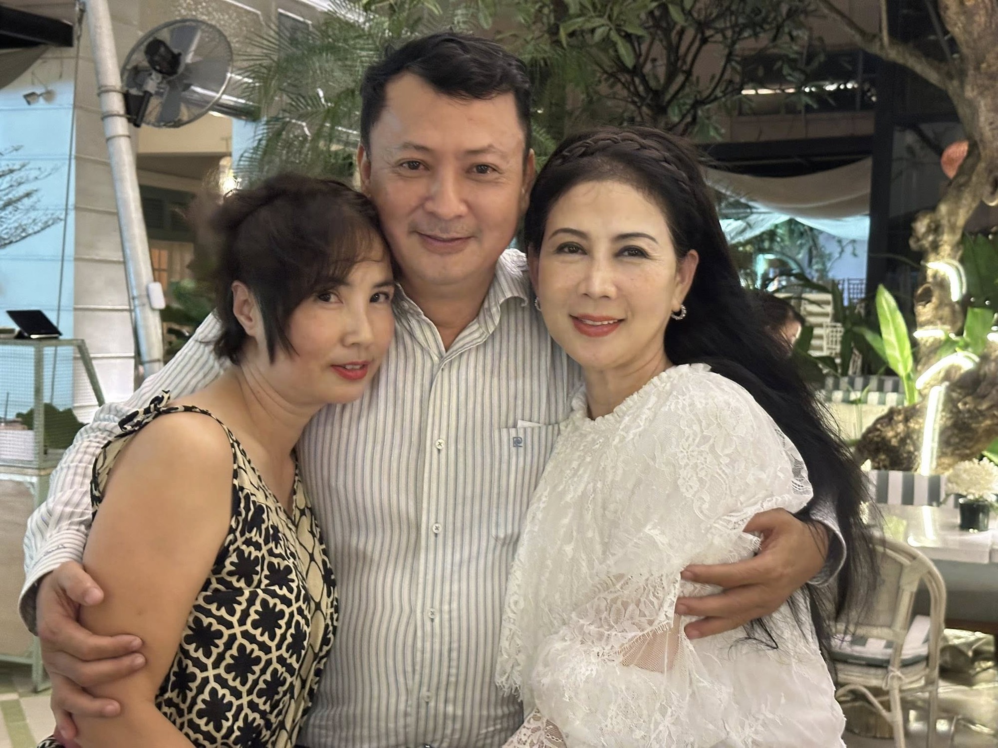 "Huyền thoại màn ảnh" Diễm Hương về Việt Nam: Nhan sắc tuổi U60 gây bão, làm mẹ 4 con ở nước ngoài- Ảnh 8.