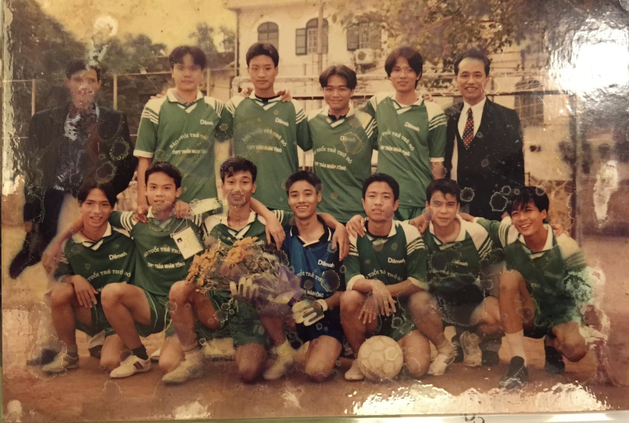 Nam sinh đen - gầy - nghịch từng làm "đại ca" trường cấp 3, 24 năm sau trở lại trường xưa khiến tất cả trầm trồ- Ảnh 2. Nam sinh đen - gầy - nghịch từng làm "đại ca" trường cấp 3, 24 năm sau trở lại trường xưa khiến tất cả trầm trồ- Ảnh 2.