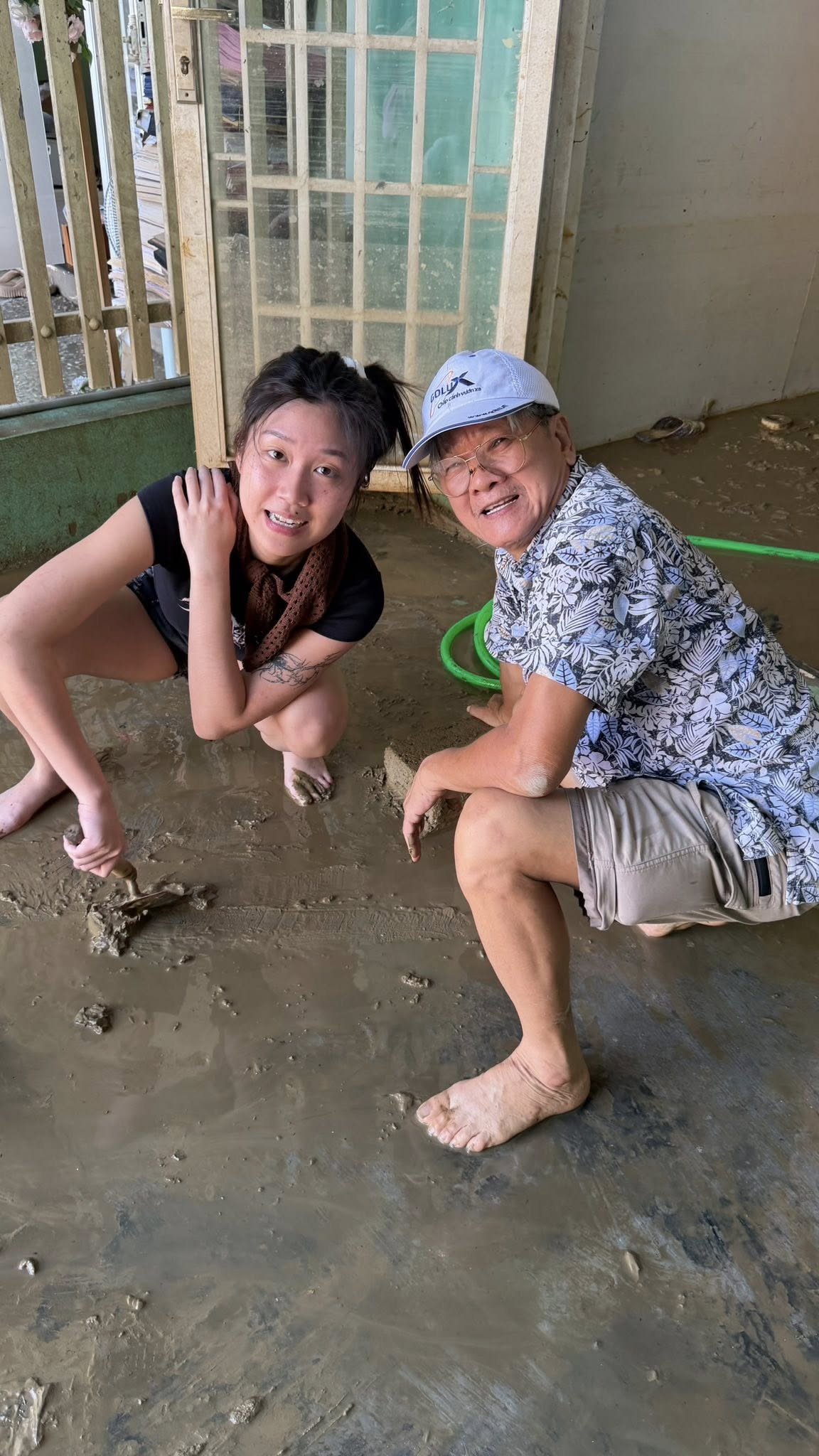 Nhà sao Vbiz ngập bùn đất sau lũ: Cả gia đình tất bật dọn dẹp, thiệt hại 2 xe máy- Ảnh 5.