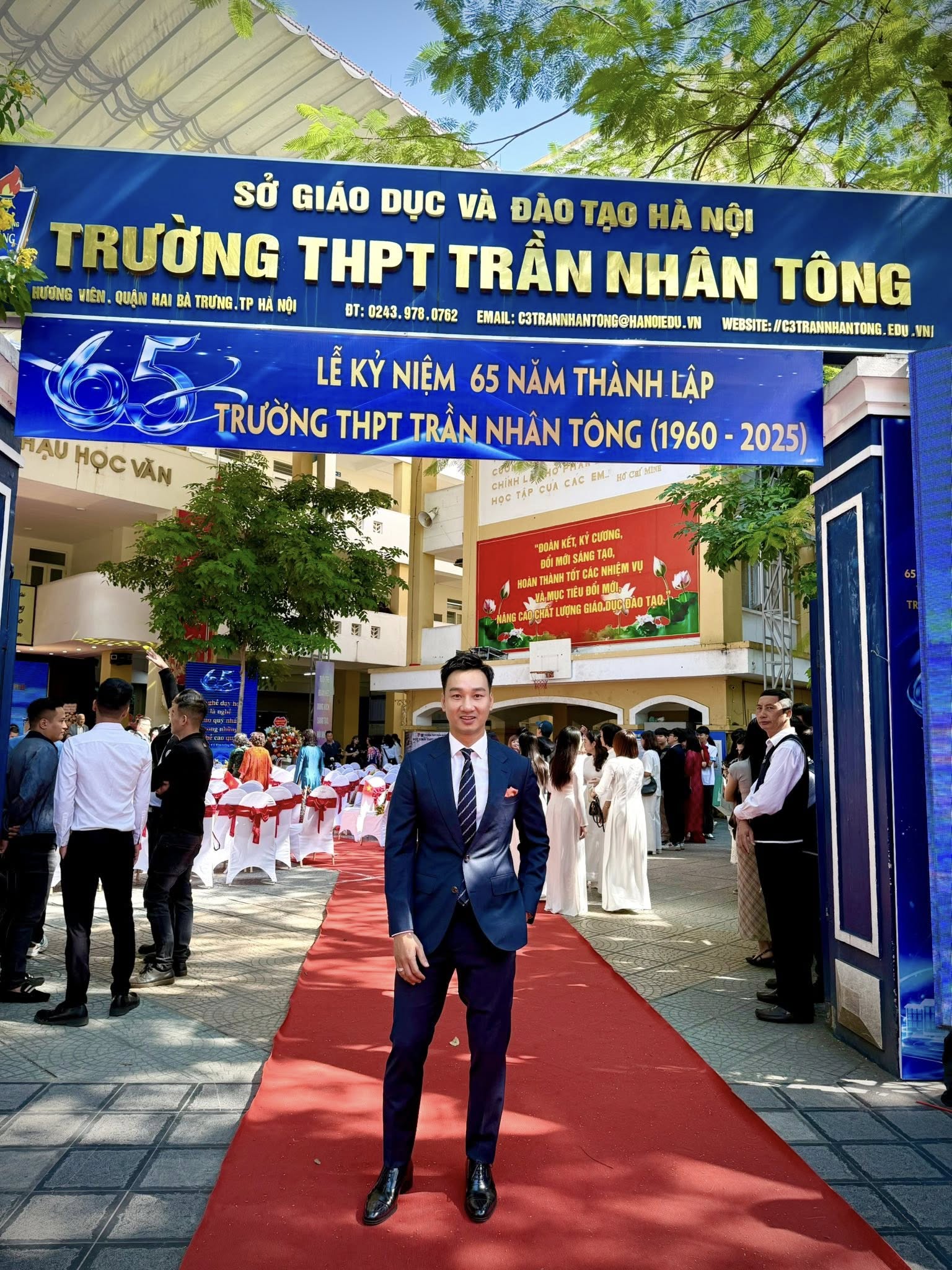 Nam sinh đen - gầy - nghịch từng làm "đại ca" trường cấp 3, 24 năm sau trở lại trường xưa khiến tất cả trầm trồ- Ảnh 1. Nam sinh đen - gầy - nghịch từng làm "đại ca" trường cấp 3, 24 năm sau trở lại trường xưa khiến tất cả trầm trồ- Ảnh 1.