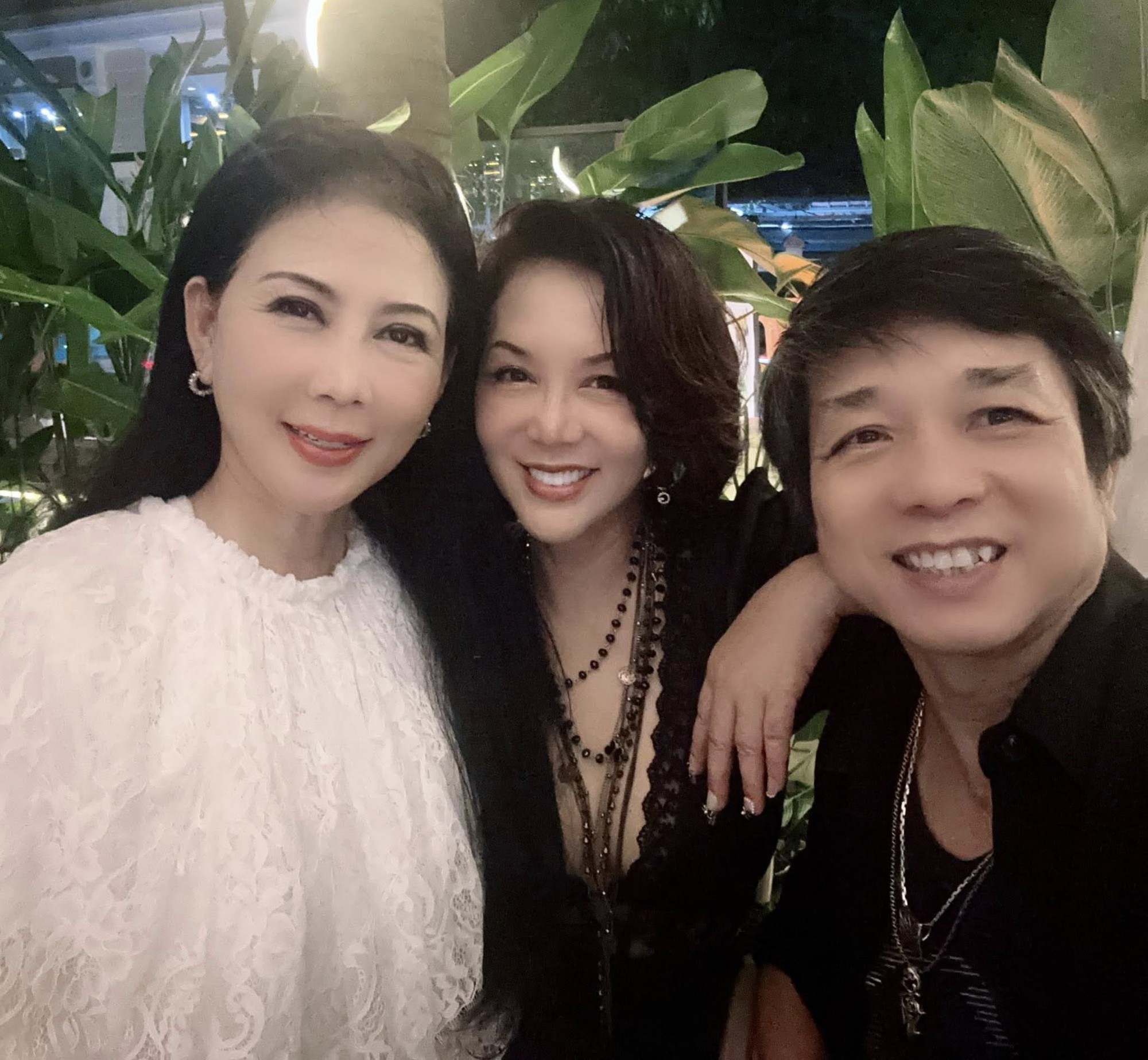 "Huyền thoại màn ảnh" Diễm Hương về Việt Nam: Nhan sắc tuổi U60 gây bão, làm mẹ 4 con ở nước ngoài- Ảnh 2.