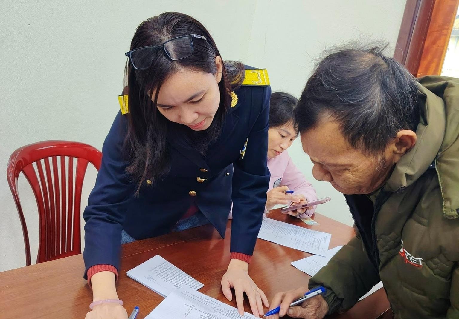 Lạ lùng một cán bộ thuế "tạo sóng" trên mạng, còn được Facebook trả tiền- Ảnh 1.