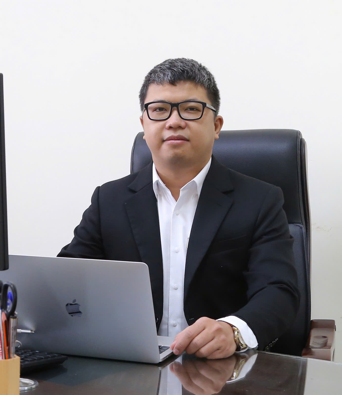 Thầy giáo 39 tuổi là Giáo sư trẻ nhất Việt Nam năm 2025: Từ cựu sinh viên ĐH Ngoại thương đến Phó Giám đốc trường, được đào tạo thạc sĩ và tiến sĩ tại Pháp- Ảnh 1.