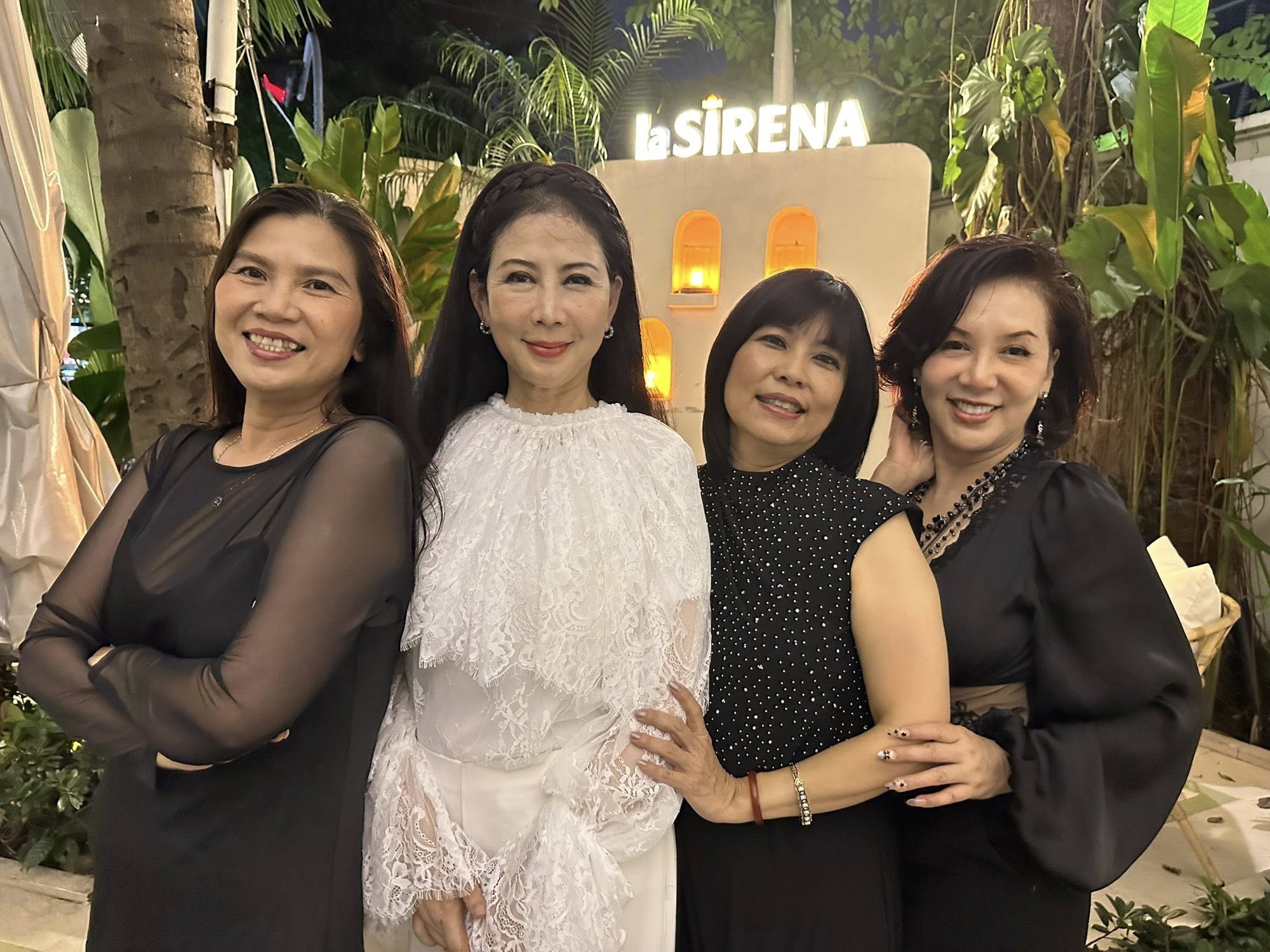 "Huyền thoại màn ảnh" Diễm Hương về Việt Nam: Nhan sắc tuổi U60 gây bão, làm mẹ 4 con ở nước ngoài- Ảnh 9.