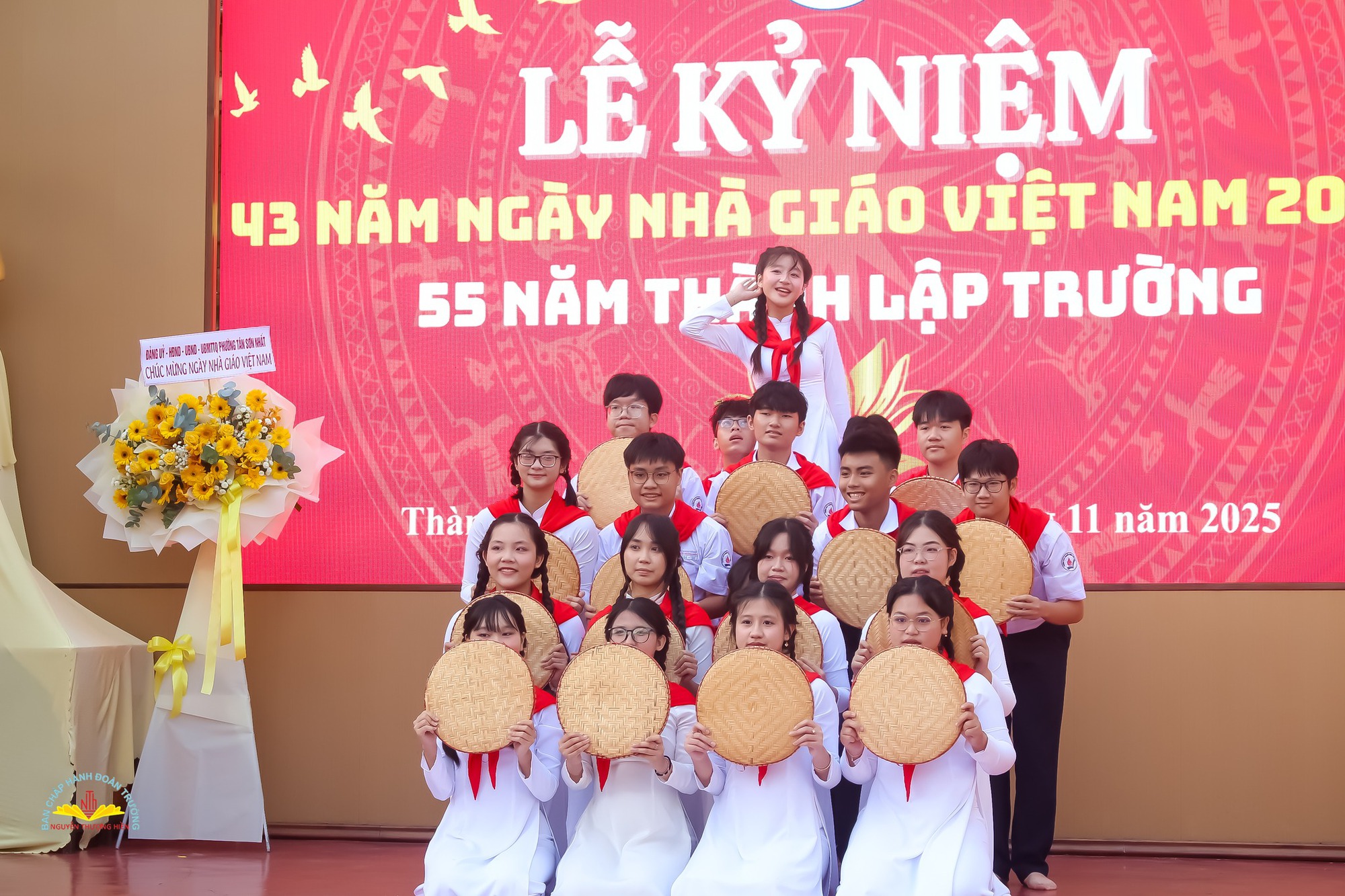 Cả nước chào mừng ngày Nhà giáo Việt Nam 20/11: Đơn giản, nhanh gọn nhưng không khí khó quên thôi rồi!- Ảnh 37.