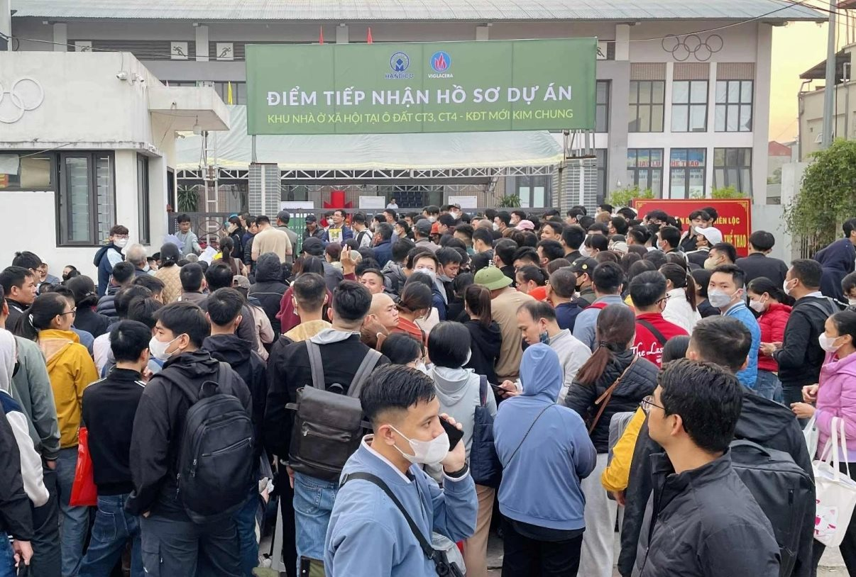 Người dân xếp hàng xuyên đêm mua nhà ở xã hội, chuyên gia hiến kế số hoá ngay- Ảnh 1.