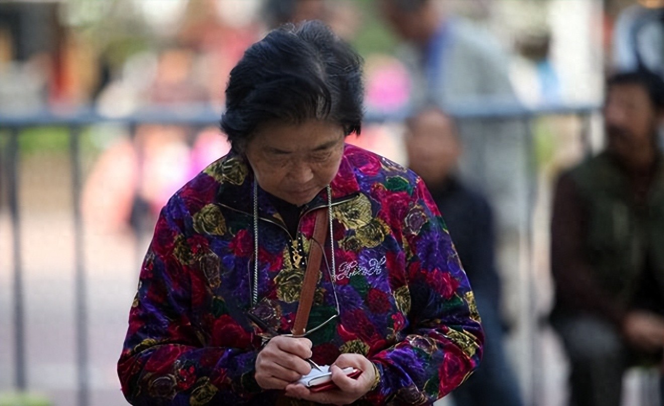 Tôi có gần 2 tỷ tiết kiệm, lương hưu 18 triệu/tháng nhưng vẫn sống cơ cực, chỉ vì đi sai 2 bước sau tuổi 70- Ảnh 1. Tôi có gần 2 tỷ tiết kiệm, lương hưu 18 triệu/tháng nhưng vẫn sống cơ cực, chỉ vì đi sai 2 bước sau tuổi 70- Ảnh 1.