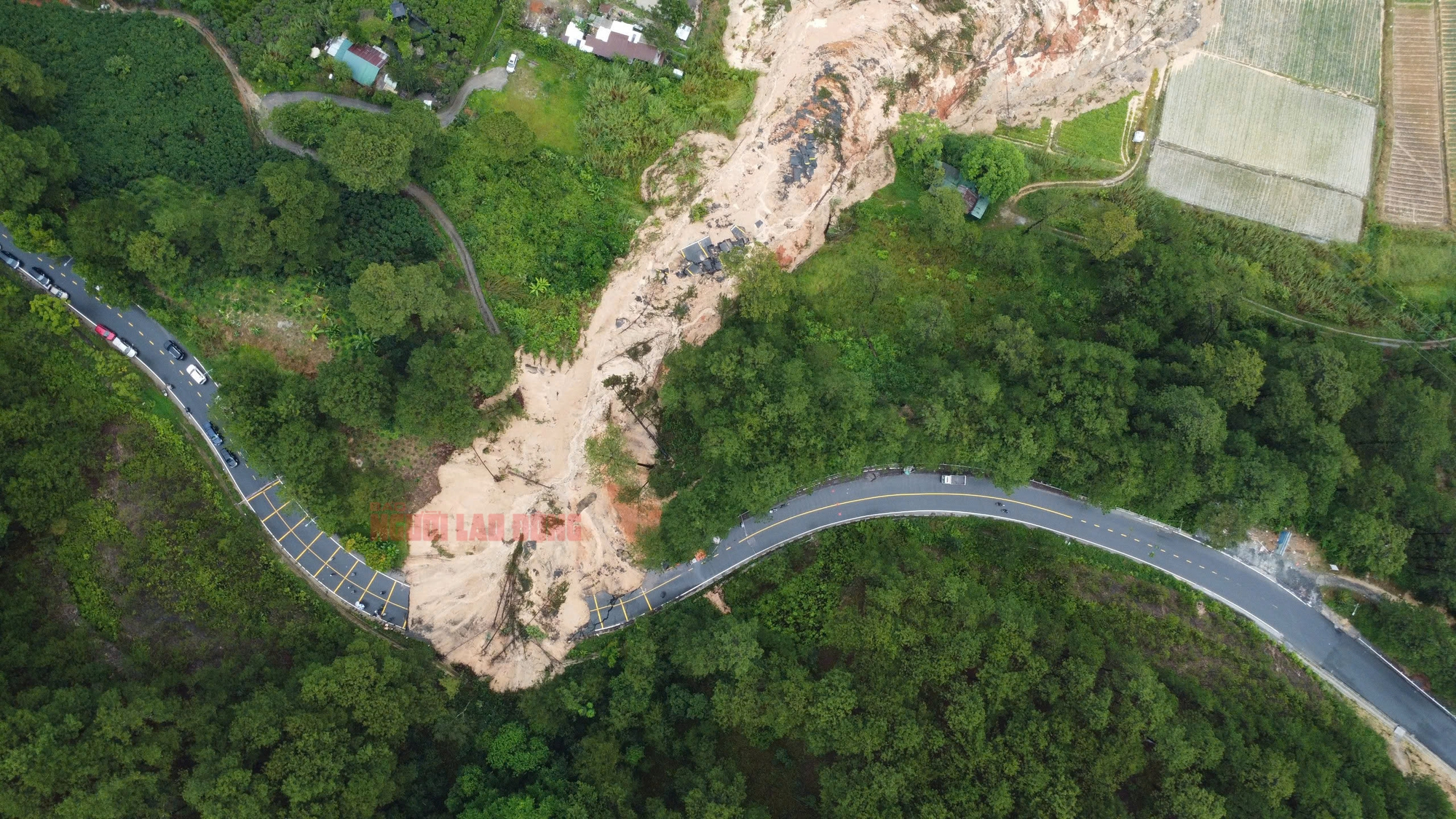 Cận cảnh đáng sợ khi đèo Mimosa bị sạt lở "cắt" đứt đôi- Ảnh 1. Cận cảnh đáng sợ khi đèo Mimosa bị sạt lở "cắt" đứt đôi- Ảnh 1.