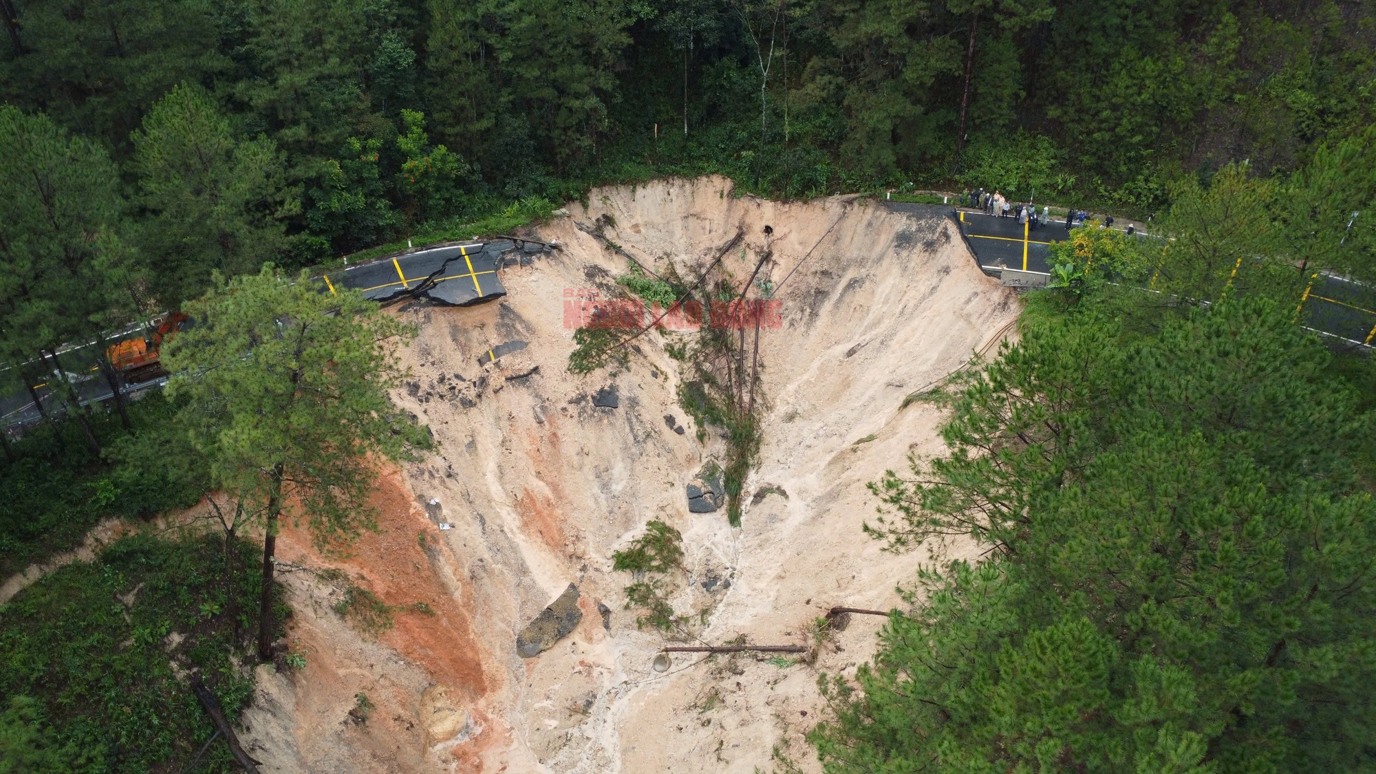 Cận cảnh đáng sợ khi đèo Mimosa bị sạt lở "cắt" đứt đôi- Ảnh 3. Cận cảnh đáng sợ khi đèo Mimosa bị sạt lở "cắt" đứt đôi- Ảnh 3.