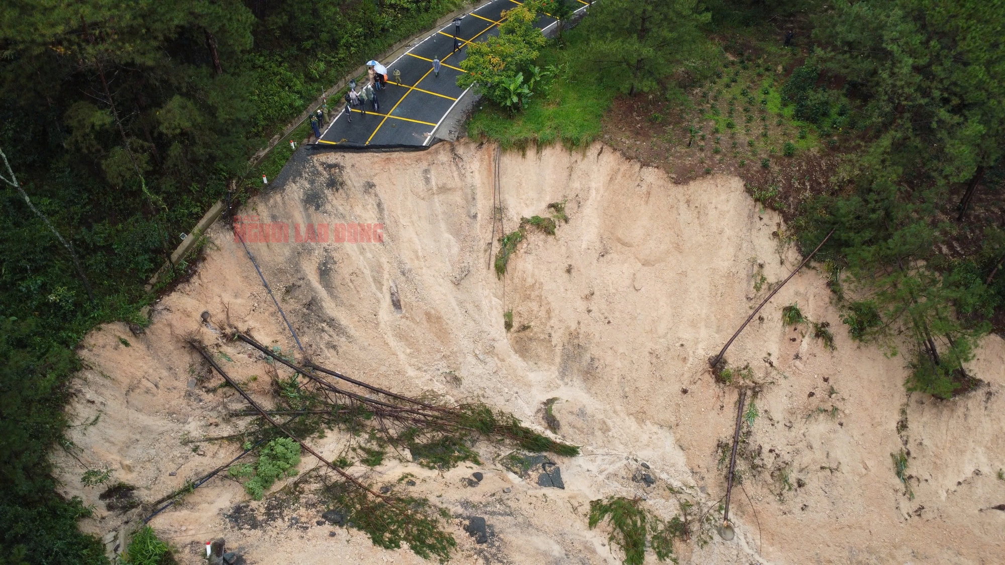 Cận cảnh đáng sợ khi đèo Mimosa bị sạt lở "cắt" đứt đôi- Ảnh 4. Cận cảnh đáng sợ khi đèo Mimosa bị sạt lở "cắt" đứt đôi- Ảnh 4.