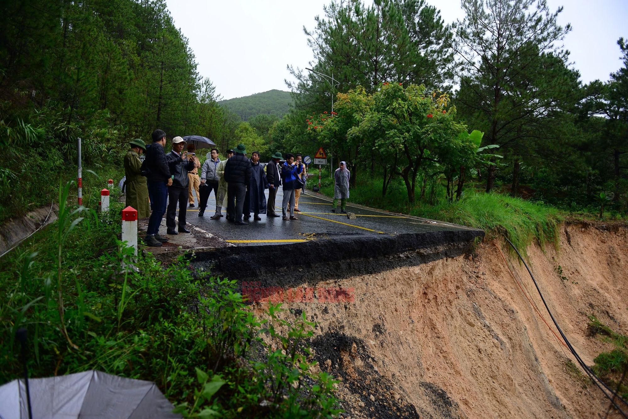 Cận cảnh đáng sợ khi đèo Mimosa bị sạt lở "cắt" đứt đôi- Ảnh 5. Cận cảnh đáng sợ khi đèo Mimosa bị sạt lở "cắt" đứt đôi- Ảnh 5.