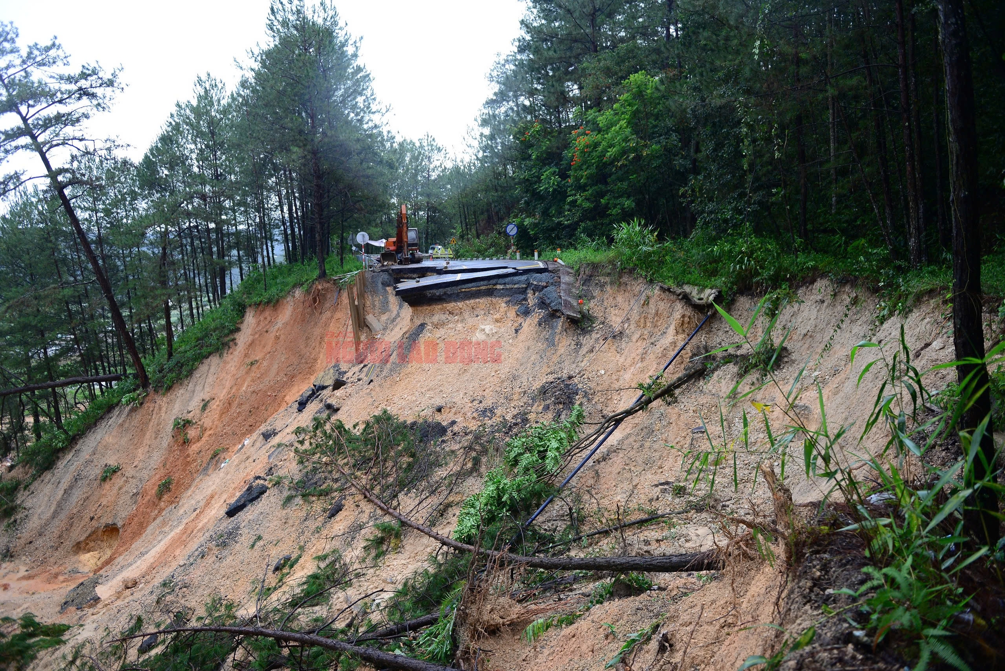 Cận cảnh đáng sợ khi đèo Mimosa bị sạt lở "cắt" đứt đôi- Ảnh 6. Cận cảnh đáng sợ khi đèo Mimosa bị sạt lở "cắt" đứt đôi- Ảnh 6.