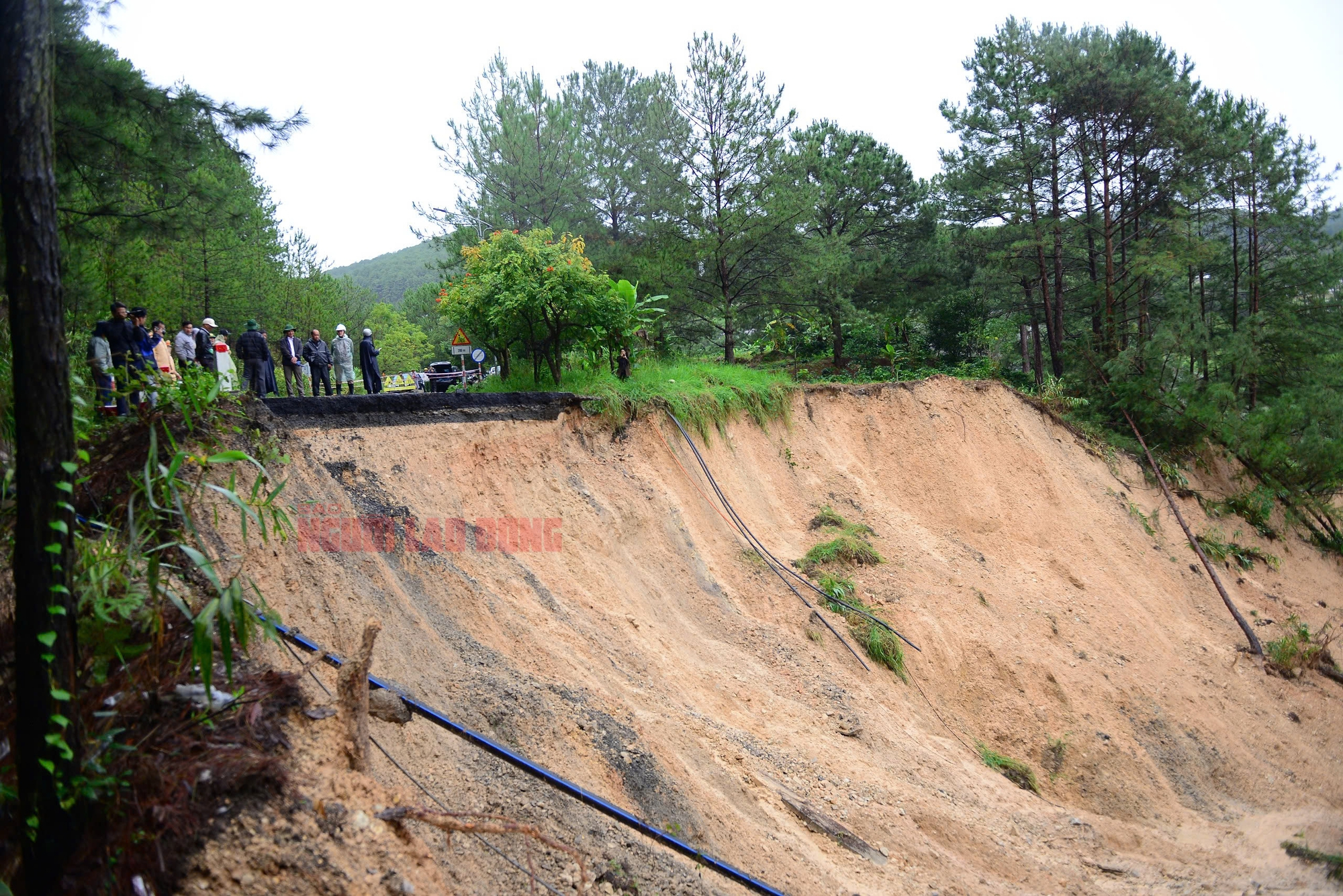 Cận cảnh đáng sợ khi đèo Mimosa bị sạt lở "cắt" đứt đôi- Ảnh 7. Cận cảnh đáng sợ khi đèo Mimosa bị sạt lở "cắt" đứt đôi- Ảnh 7.