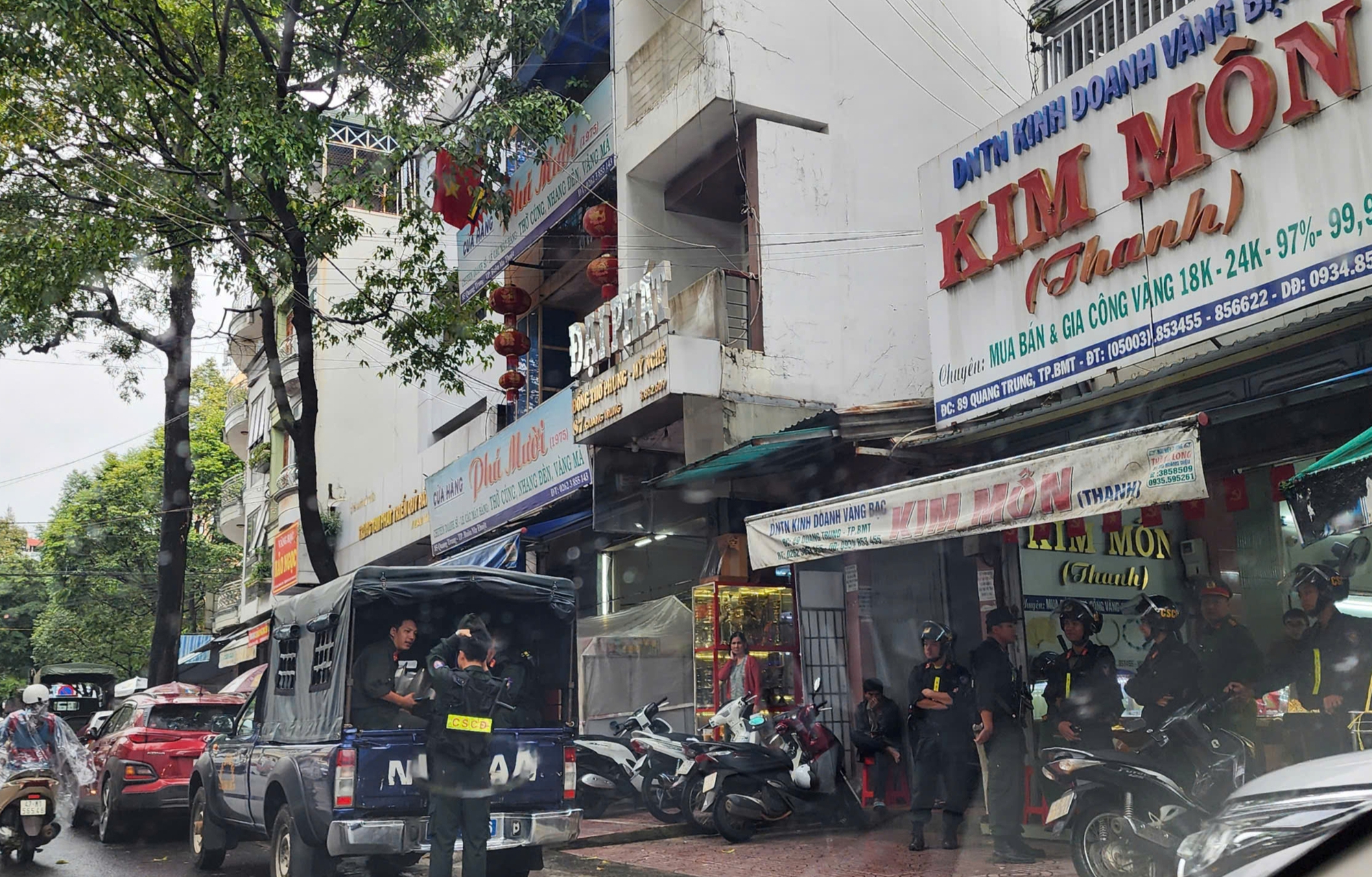 Công an có mặt tại cửa hàng vàng bạc nổi tiếng ở Đắk Lắk- Ảnh 1.