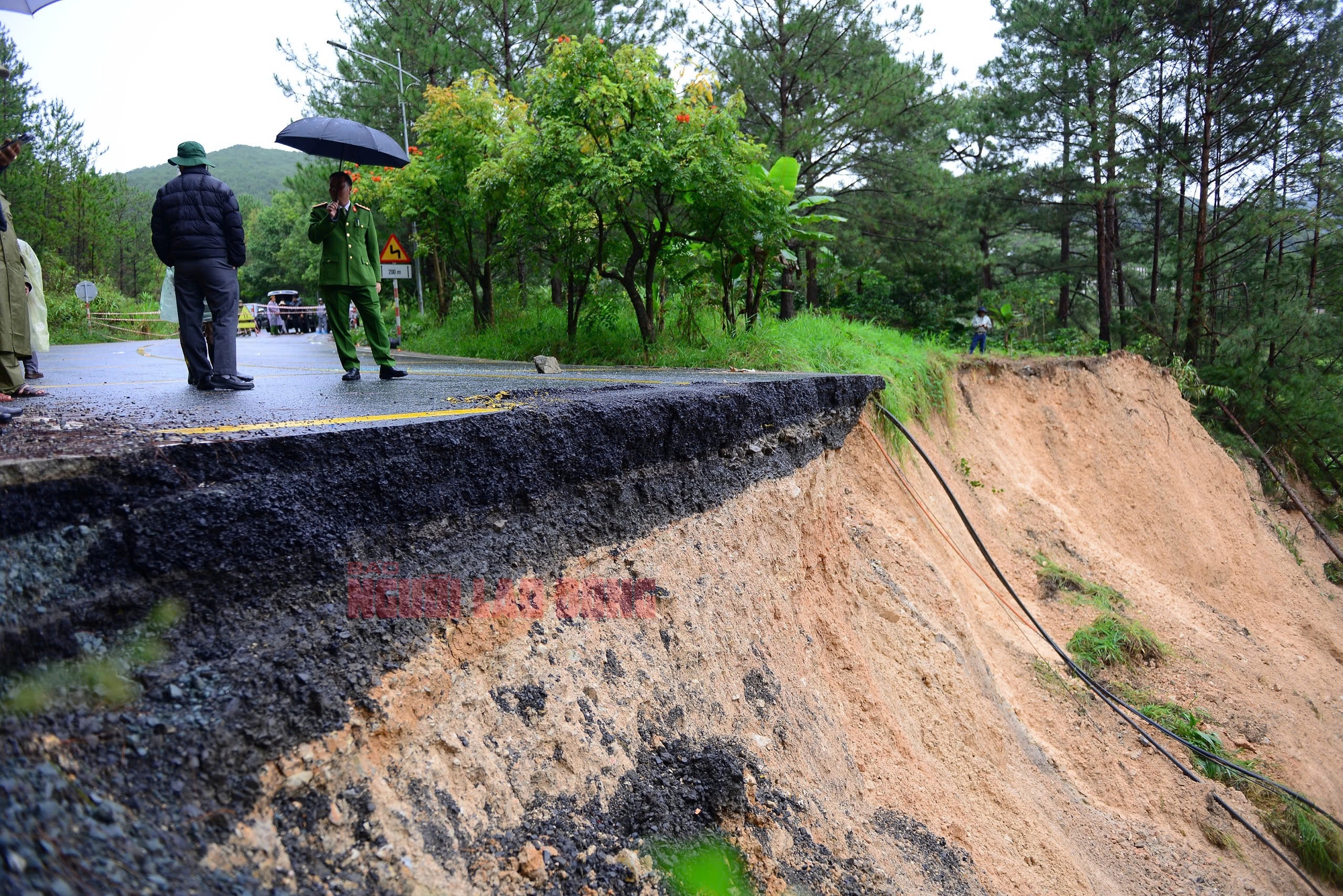 Cận cảnh đáng sợ khi đèo Mimosa bị sạt lở "cắt" đứt đôi- Ảnh 8. Cận cảnh đáng sợ khi đèo Mimosa bị sạt lở "cắt" đứt đôi- Ảnh 8.