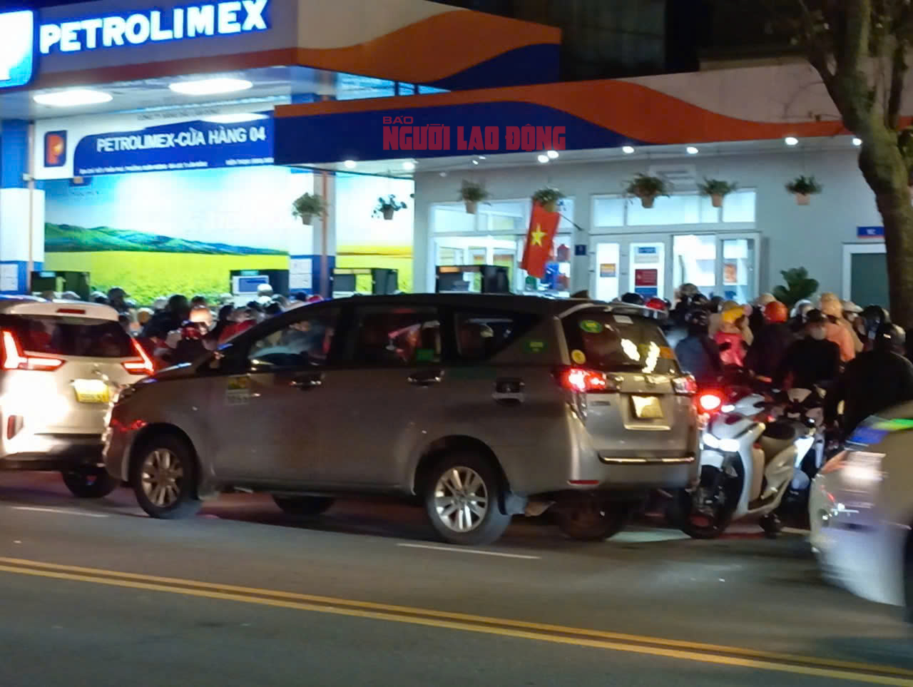 Người dân Đà Lạt ùn ùn đi đổ xăng trong đêm- Ảnh 1.