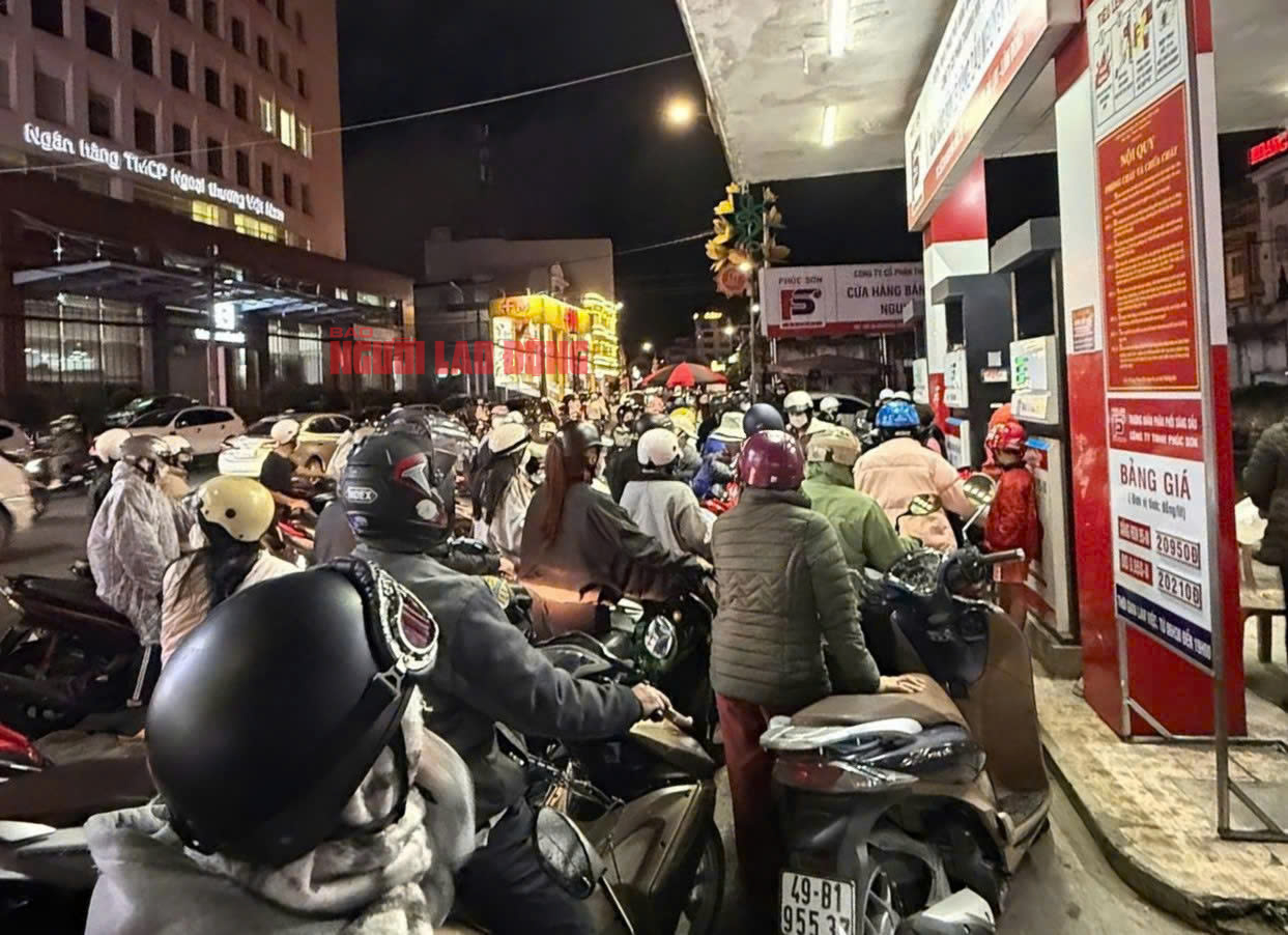 Người dân Đà Lạt ùn ùn đi đổ xăng trong đêm- Ảnh 2.