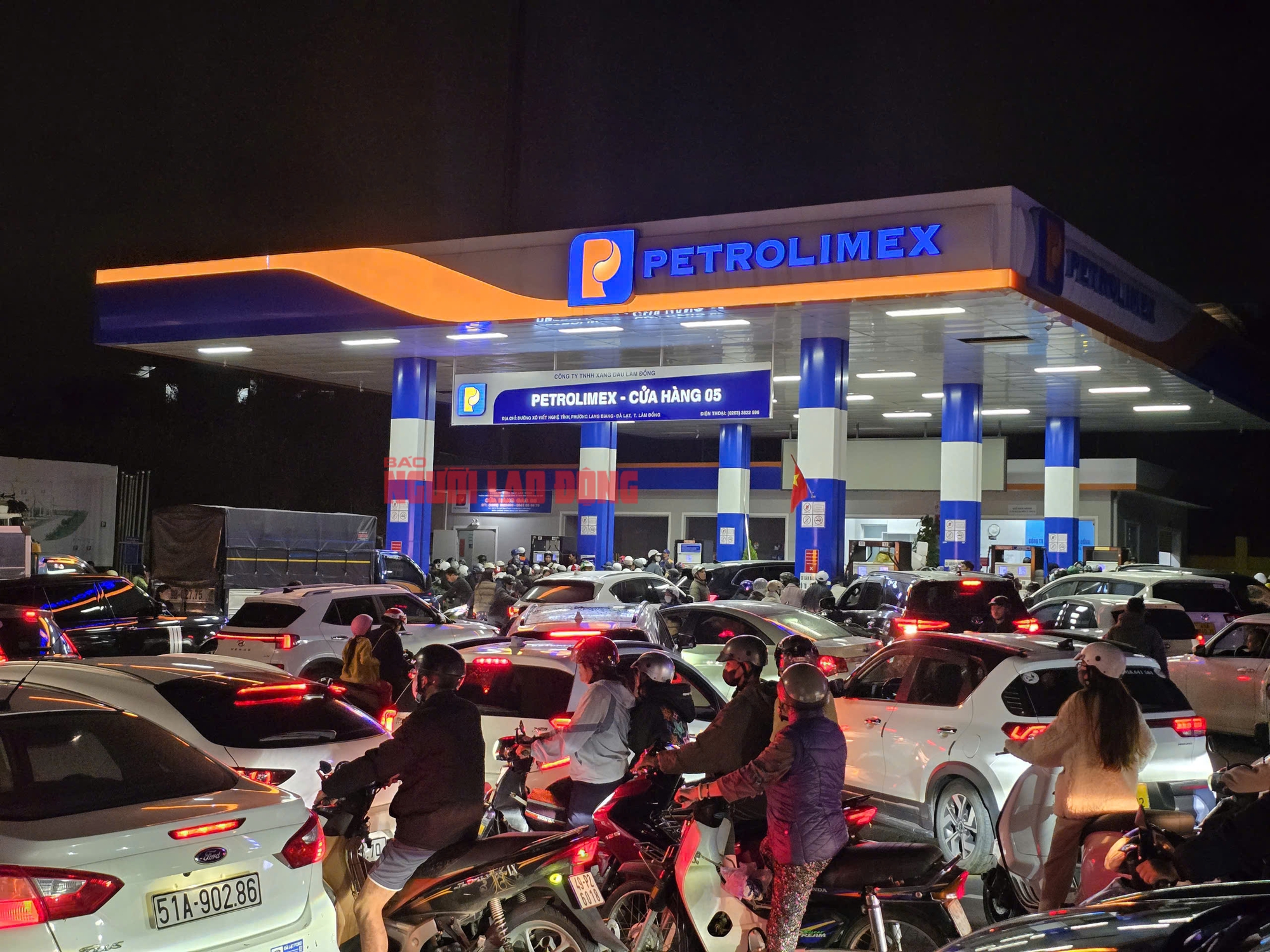 Người dân Đà Lạt ùn ùn đi đổ xăng trong đêm- Ảnh 3.