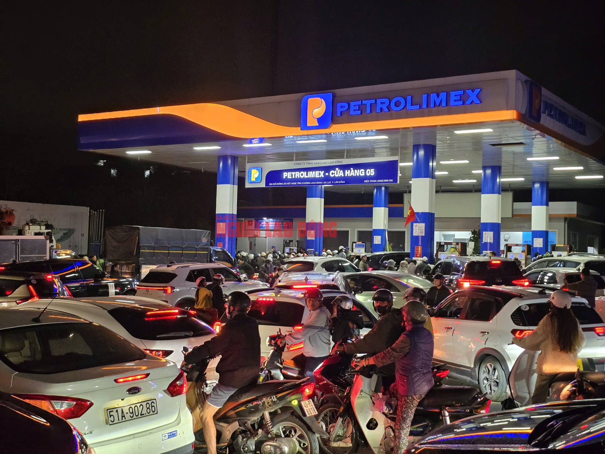 Người dân Đà Lạt ùn ùn đi đổ xăng trong đêm- Ảnh 4.
