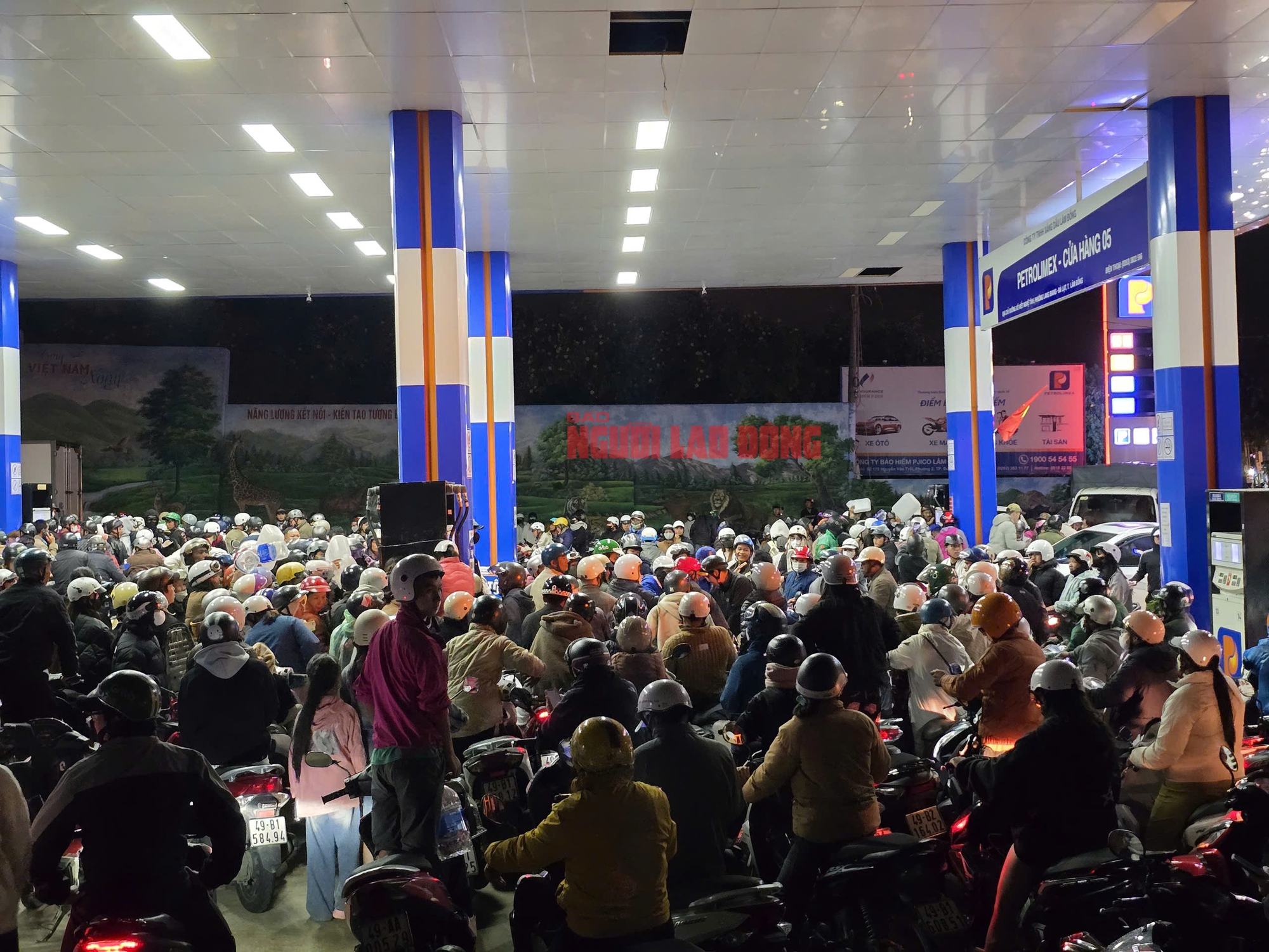 Người dân Đà Lạt ùn ùn đi đổ xăng trong đêm- Ảnh 5.
