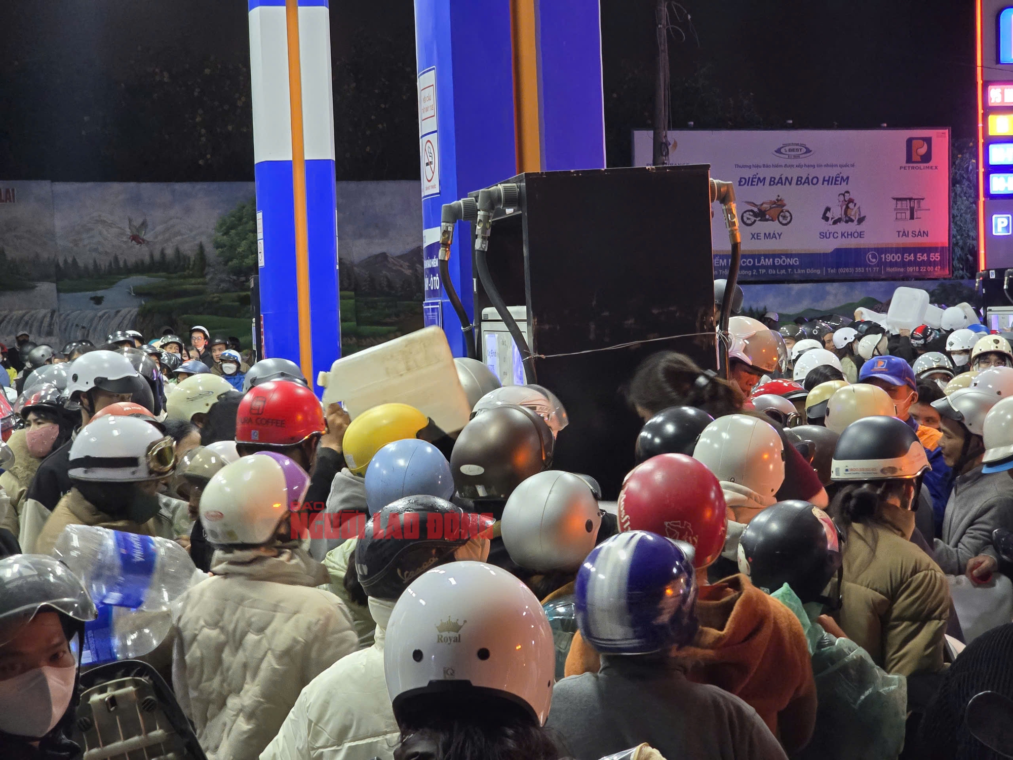 Người dân Đà Lạt ùn ùn đi đổ xăng trong đêm- Ảnh 6.