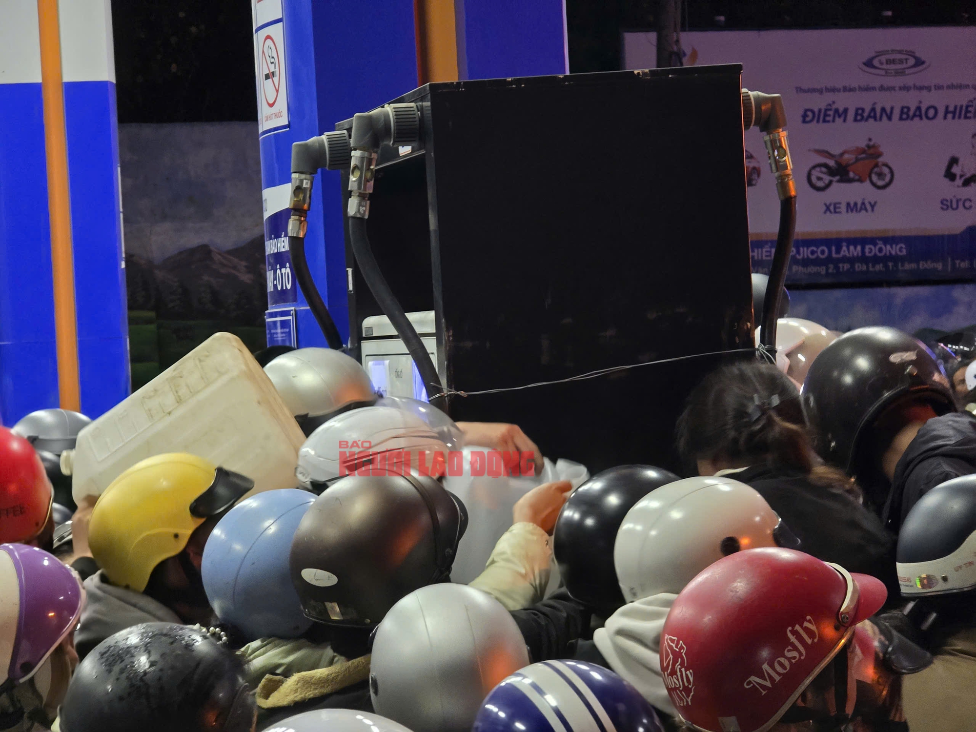 Người dân Đà Lạt ùn ùn đi đổ xăng trong đêm- Ảnh 7.