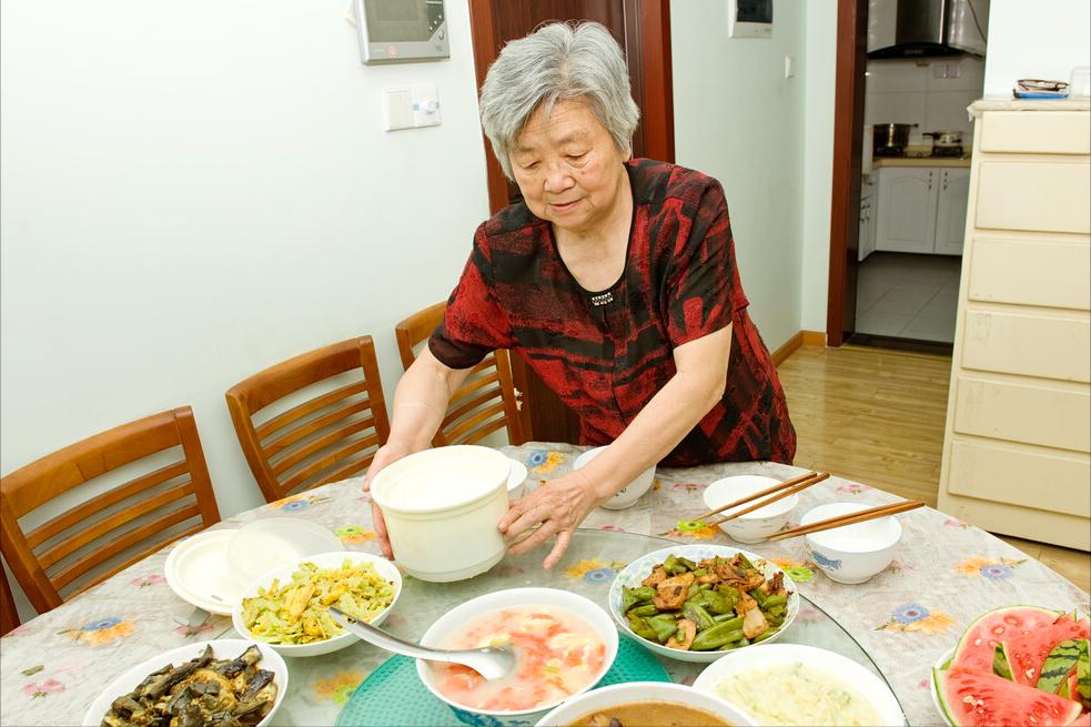 Tôi có gần 2 tỷ tiết kiệm, lương hưu 18 triệu/tháng nhưng vẫn sống cơ cực, chỉ vì đi sai 2 bước sau tuổi 70- Ảnh 2. Tôi có gần 2 tỷ tiết kiệm, lương hưu 18 triệu/tháng nhưng vẫn sống cơ cực, chỉ vì đi sai 2 bước sau tuổi 70- Ảnh 2.