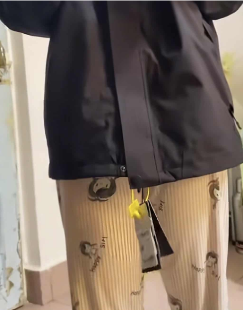 Mua áo khoá trên sàn TMĐT, người phụ nữ nhận hàng "mới cứng” nhưng thứ trong túi áo mới ngỡ ngàng: “Lần đầu gặp chuyện khó tin đến vậy…”- Ảnh 2.