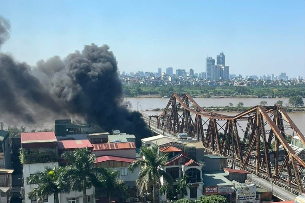 Hà Nội: Khói đen cuồn cuộn sau tiếng nổ trong khu ẩm thực gần cầu Long Biên- Ảnh 2.