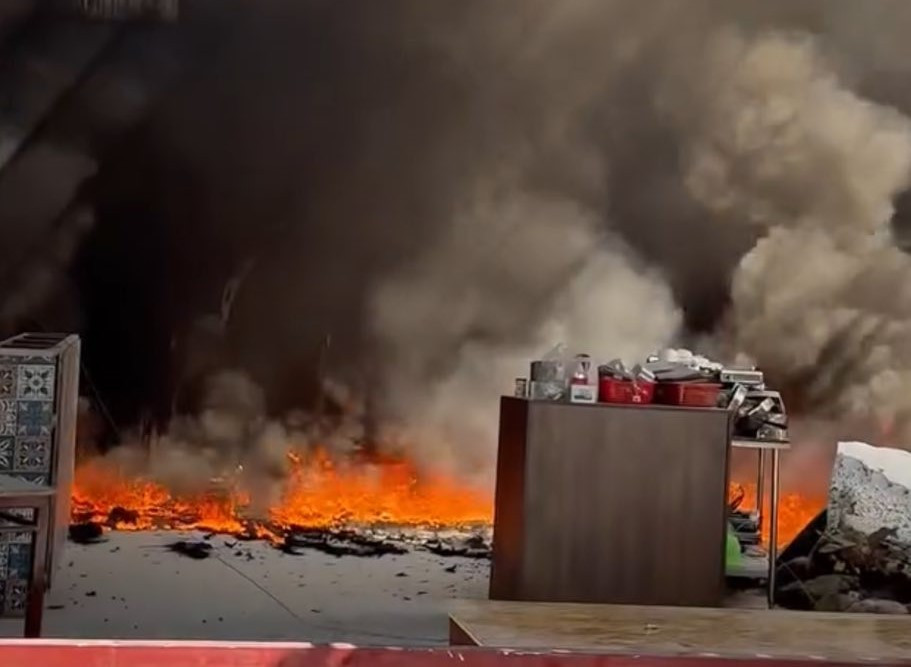 Hà Nội: Khói đen cuồn cuộn sau tiếng nổ trong khu ẩm thực gần cầu Long Biên- Ảnh 1.