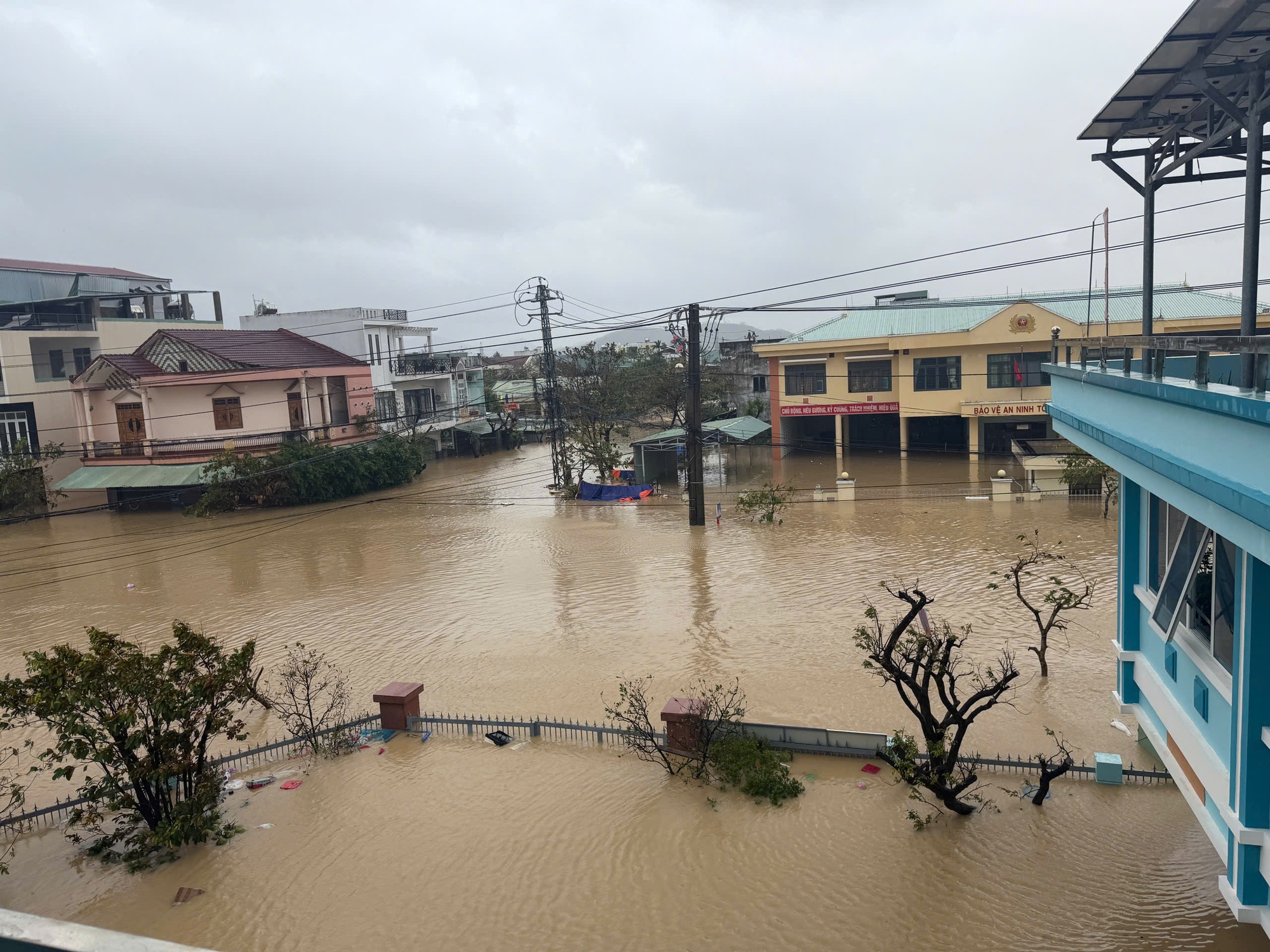 Tổng công ty Điện lực miền Trung thông báo: Hơn 553.000 khách hàng mất điện, Đắk Lắk thiệt hại nặng nhất- Ảnh 3.